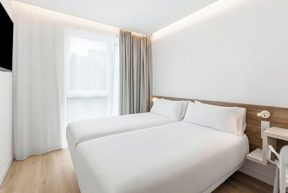 Twin Room | In-room safe, desk, laptop workspace, WiFi (free)