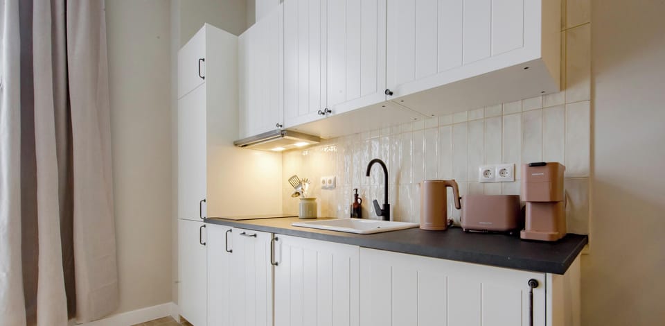 Deluxe Studio Suite, Accessible Bathtub, Courtyard View | Private kitchen | Fridge, microwave, stovetop, dishwasher