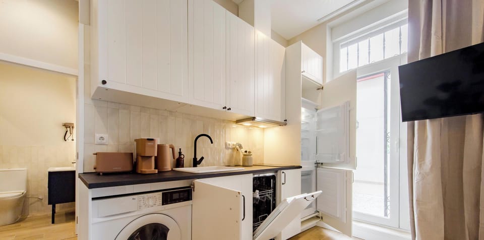 Family Apartment, Courtyard View | Private kitchen | Fridge, microwave, stovetop, dishwasher