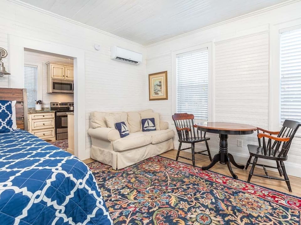 Studio-Style Living w. Plush Furnishings, Smart TV, Dining for 2