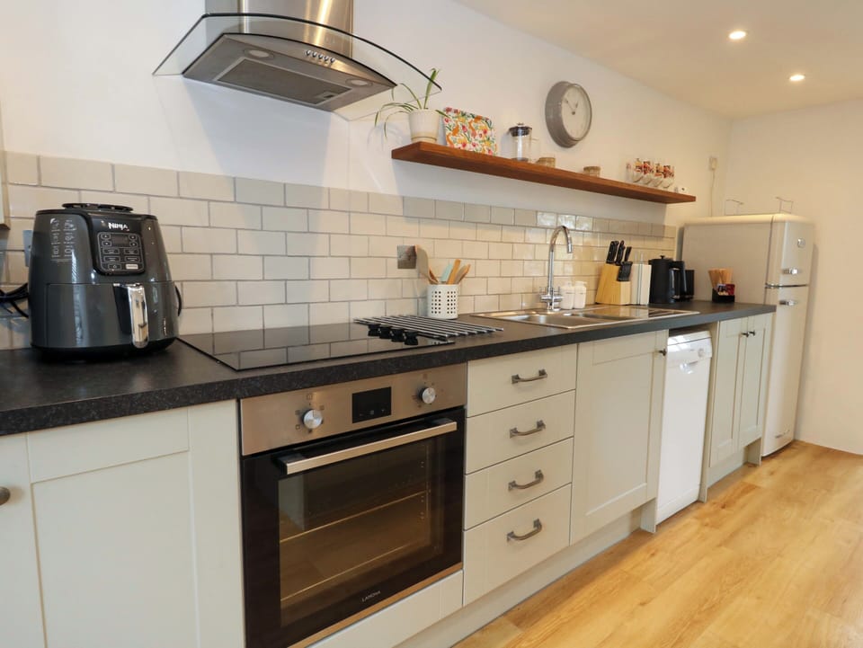 Cottage | Private kitchen | Fridge, microwave, dishwasher, cookware/dishes/utensils