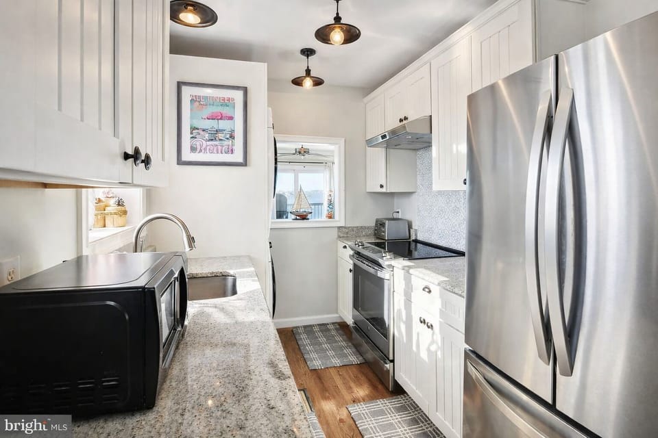 You don't have to go out to have amazing food when you have a kitchen like this!