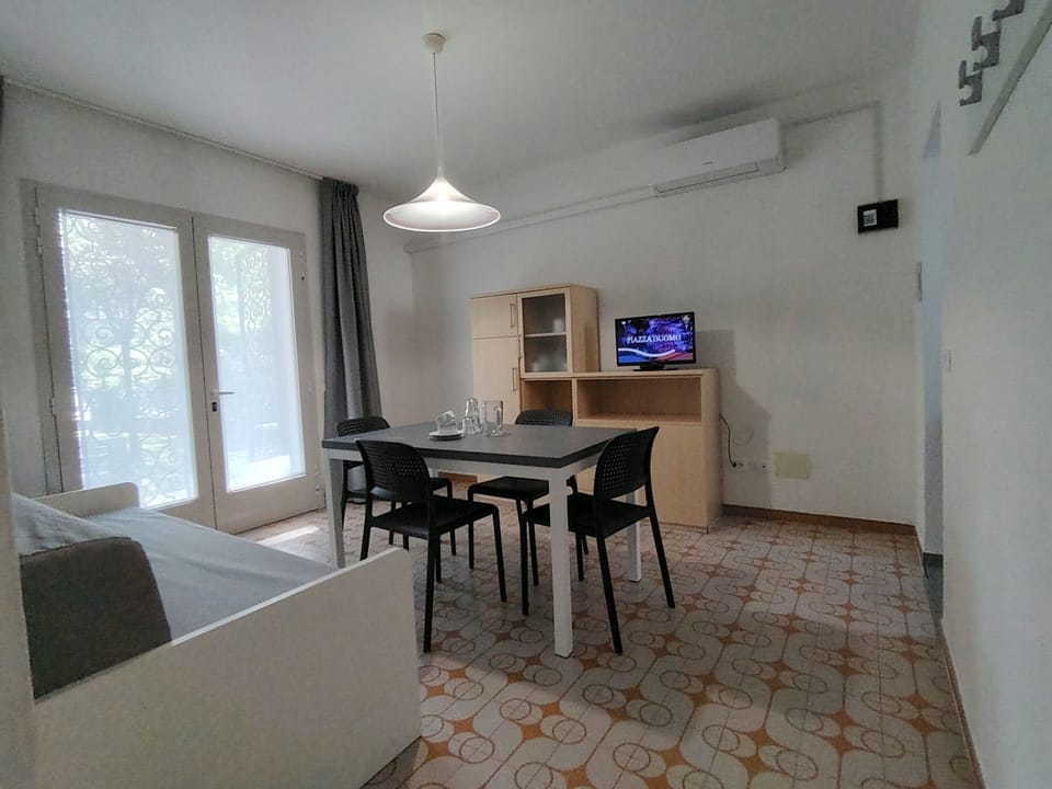 Apartment, 2 Bedrooms, Garden View | Dining room