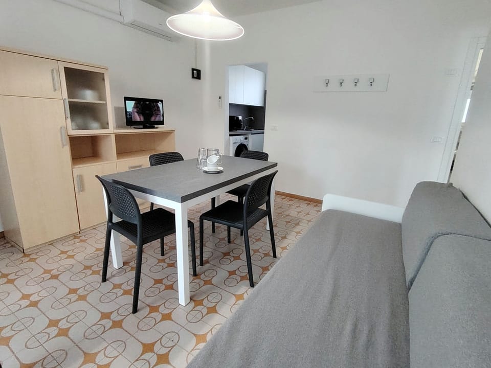 Apartment, 2 Bedrooms, Garden View | Dining room