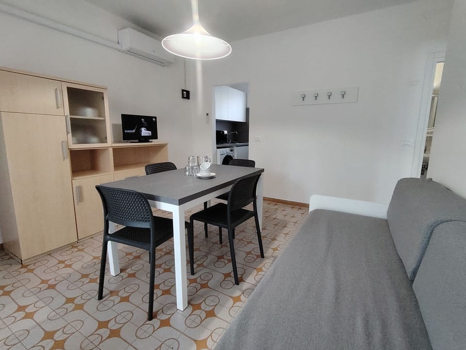 Apartment, 2 Bedrooms, Balcony, Garden View | Dining room