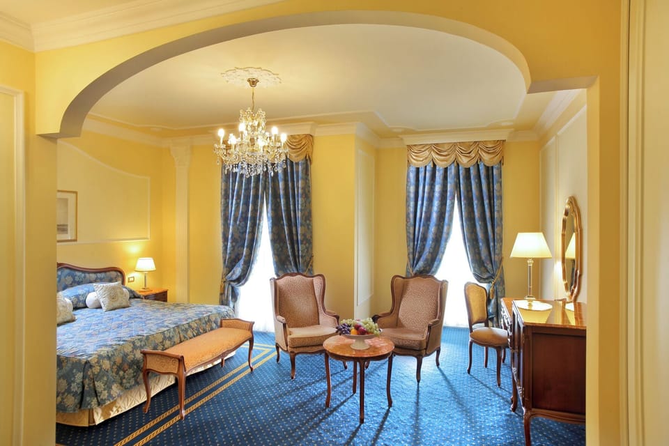 Junior Suite | Minibar, in-room safe, desk, blackout drapes