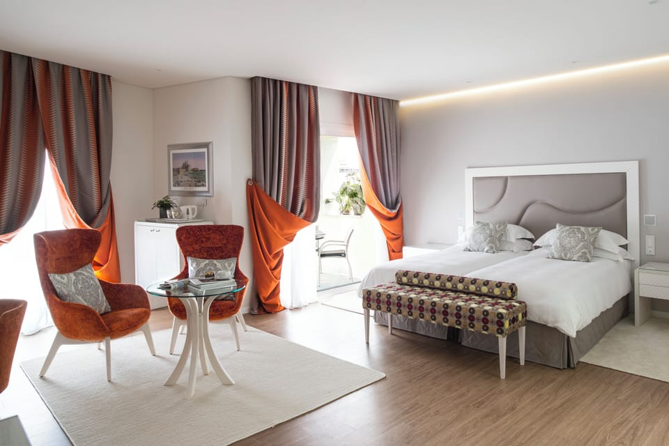 Senior Suite | Minibar, in-room safe, desk, blackout drapes