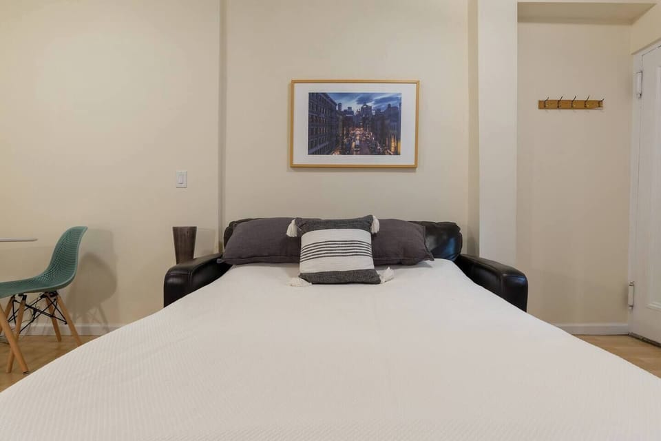 Comfort Studio Suite, City View | Living area | 40-inch flat-screen TV with digital channels