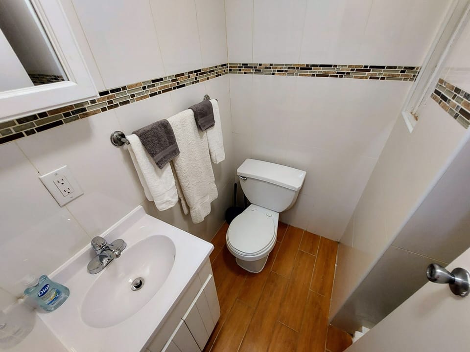 Comfort Studio Suite, City View | Bathroom | Shower, hair dryer, towels, soap