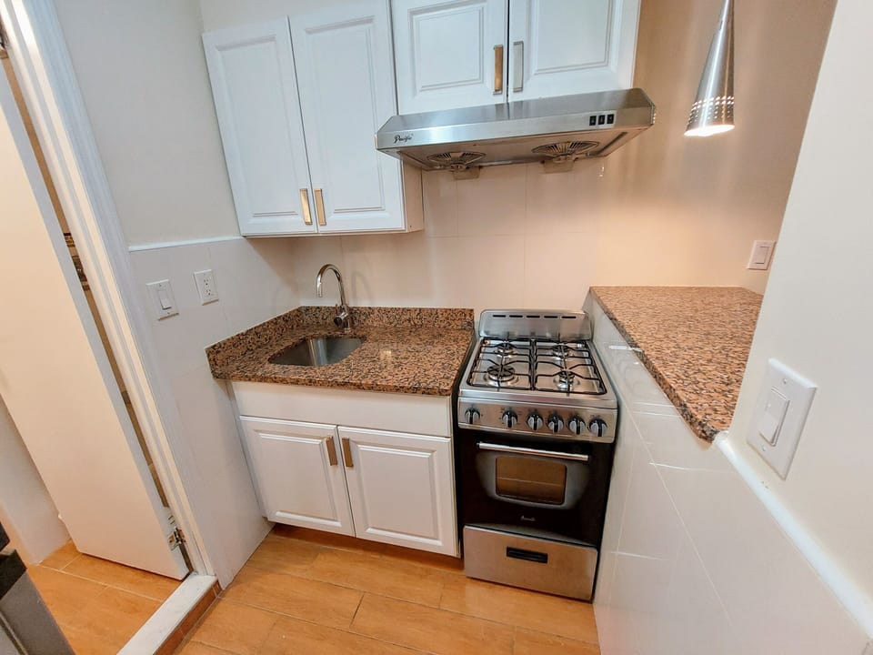 Comfort Studio Suite, City View | Private kitchen | Coffee/tea maker, fridge, microwave, oven
