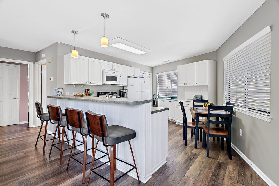 Eat-in kitchen bar seating