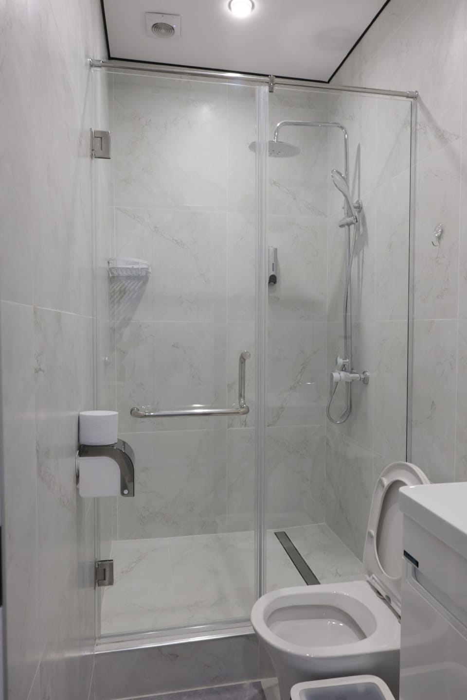 Standard Twin Room | Bathroom | Hair dryer, towels, soap, toilet paper