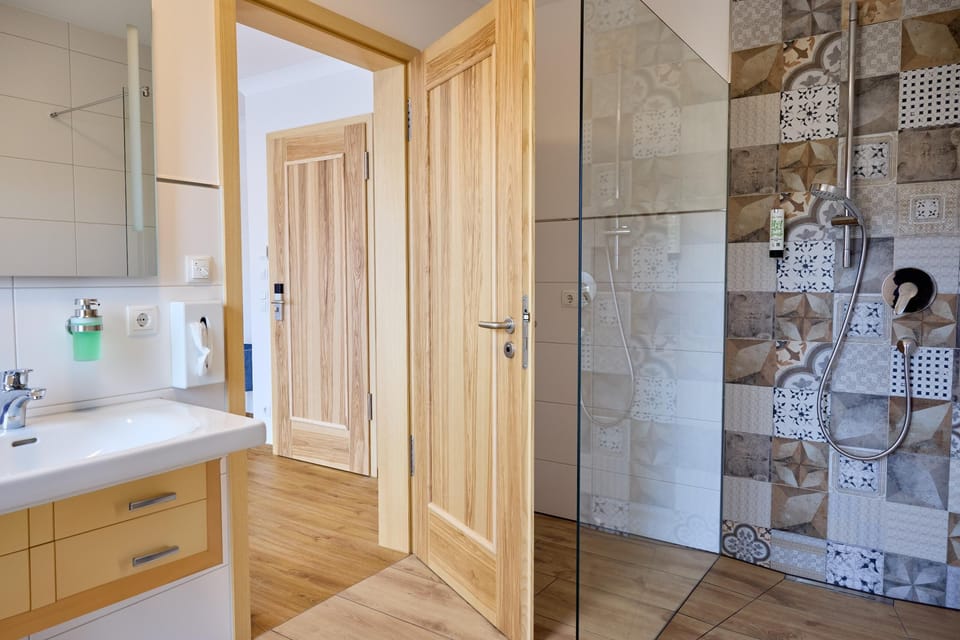 Superior Triple Room | Bathroom | Shower, hair dryer, towels