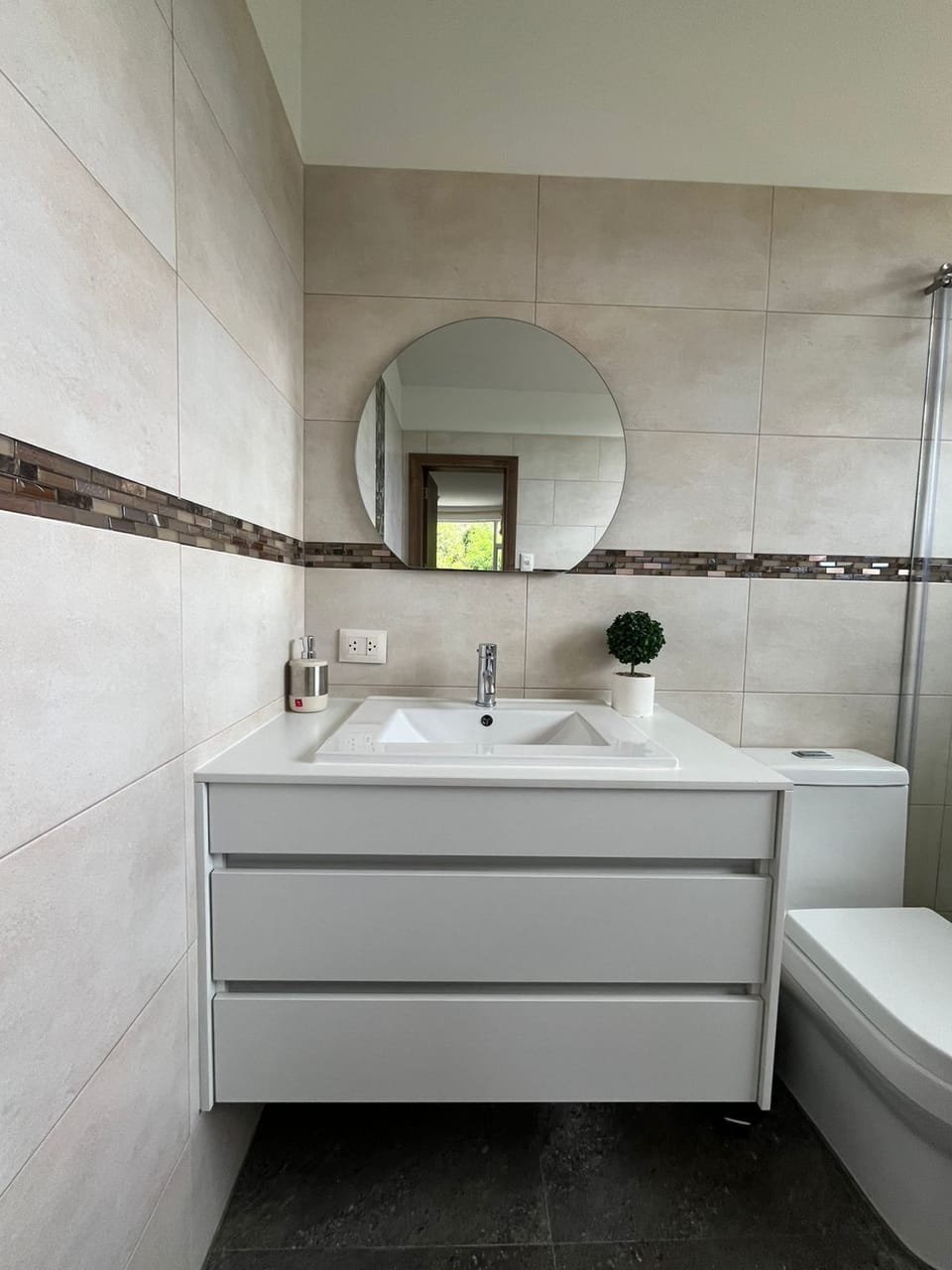 Deluxe Double Room, Private Bathroom, Garden View | Bathroom | Shower, rainfall showerhead, hair dryer, towels