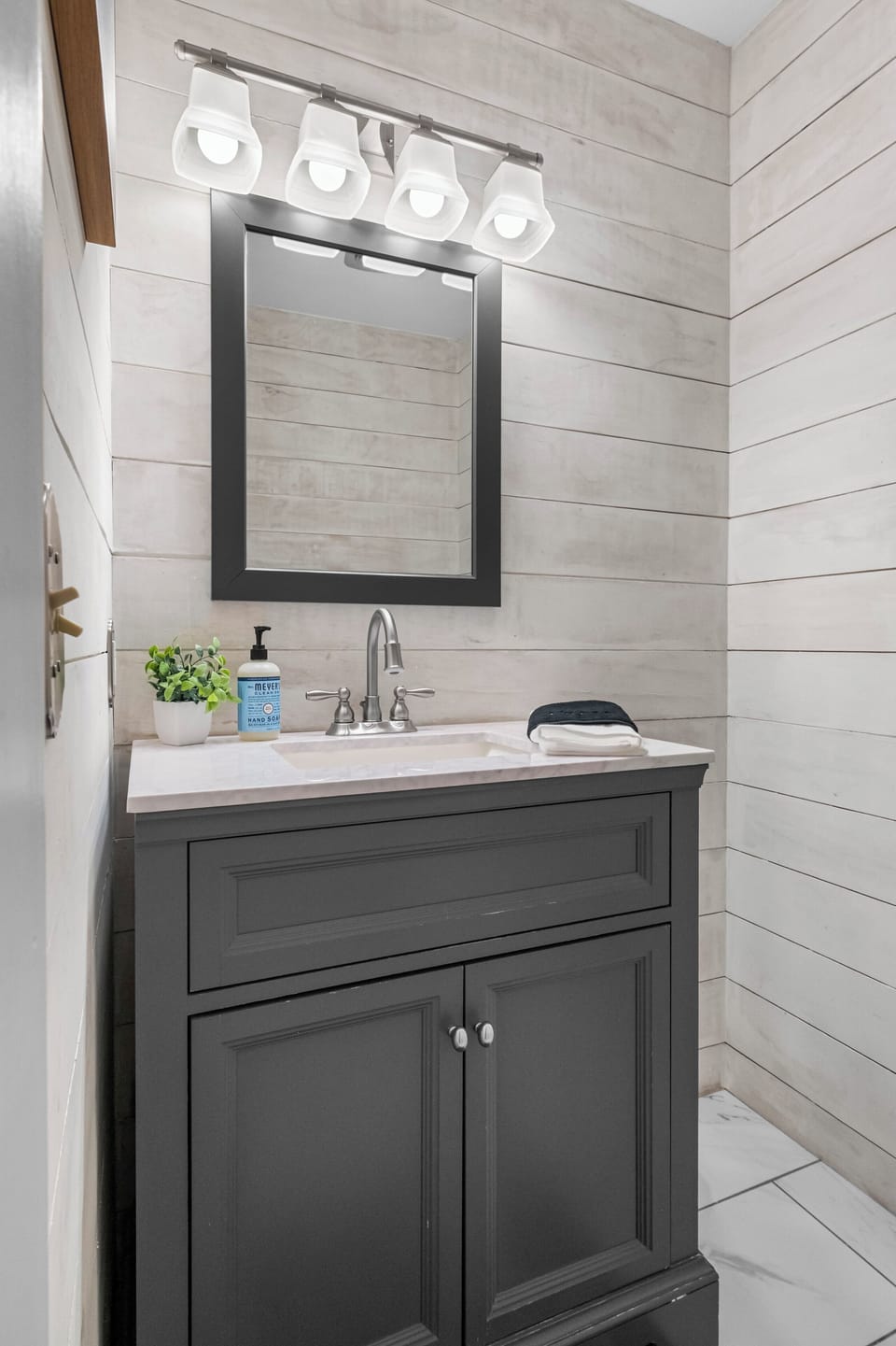 Private en suite primary 1/2 bathroom!