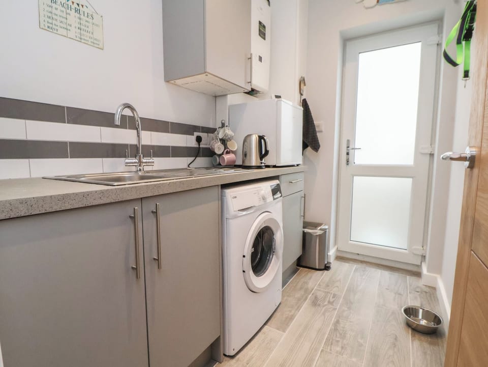Dishwasher, cookware/dishes/utensils