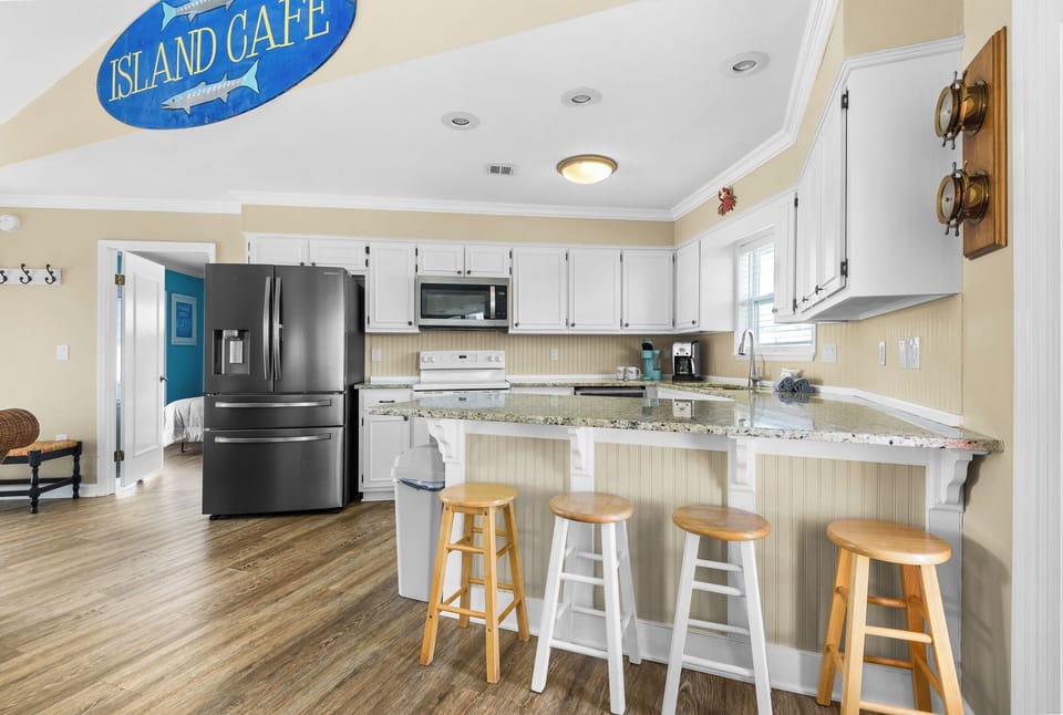 Eat-in kitchen bar seating