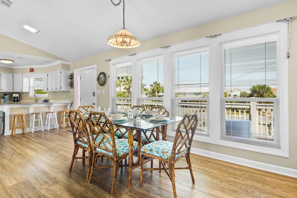 Seating for six at the dining table