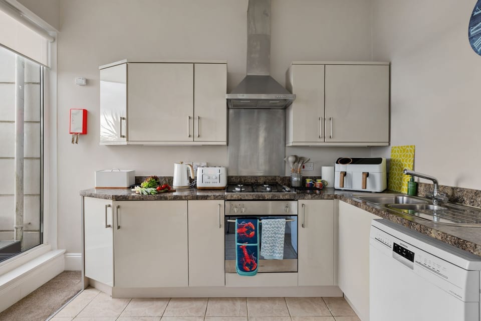 Kitchen with dishwasher, oven and hob - Beach View Suite