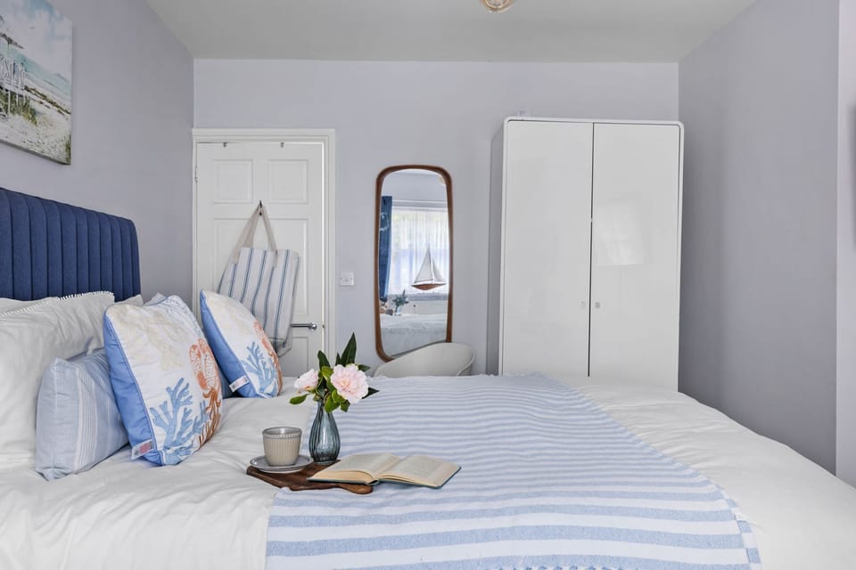 Bedroom with super king size bed - Beach View Suite