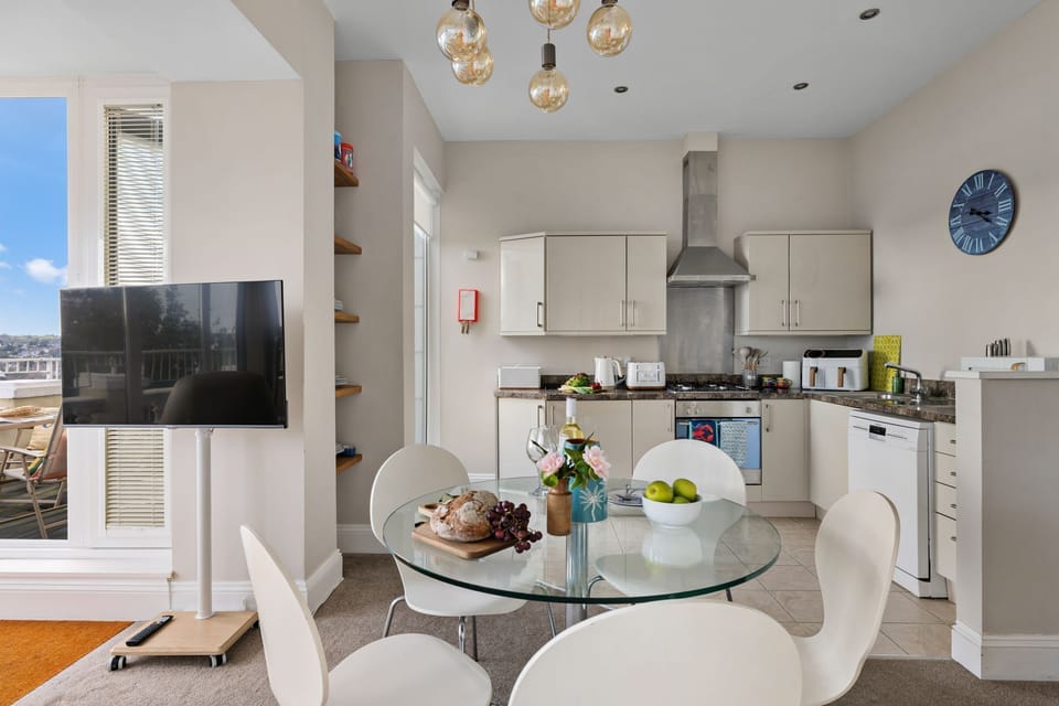 Kitchen and dining area with plenty of storage - Beach View Suite