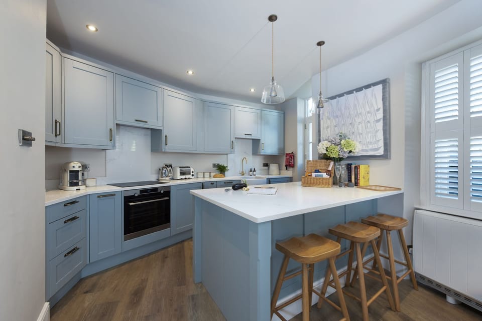 Kitchen, toaster, oven, hob, fridge, freezer - Myrtle Cottage