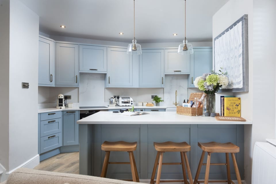 Well equipped kitchen, oven, toaster, dining area - Myrtle Cottage
