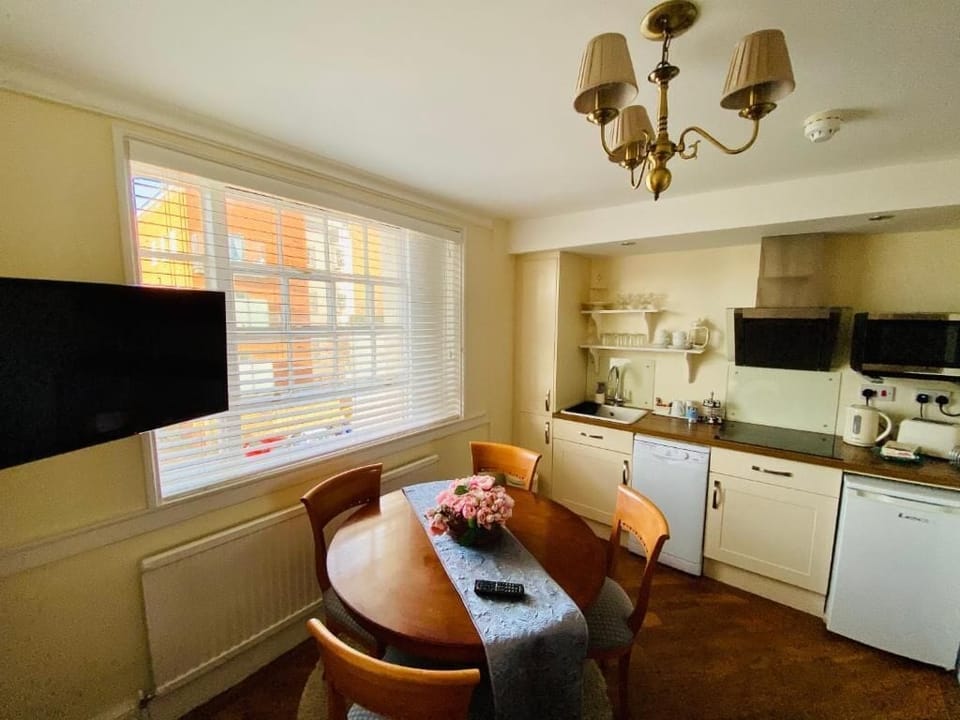 Luxury Apartment, Sea View | Dining