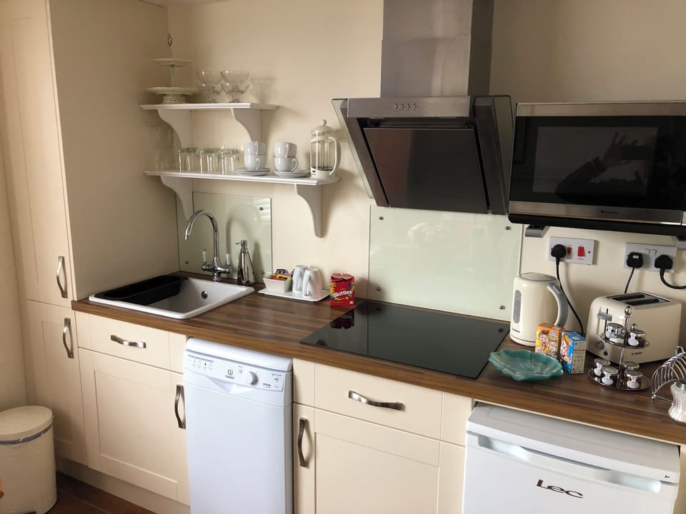 Luxury Apartment, Sea View | Private kitchen
