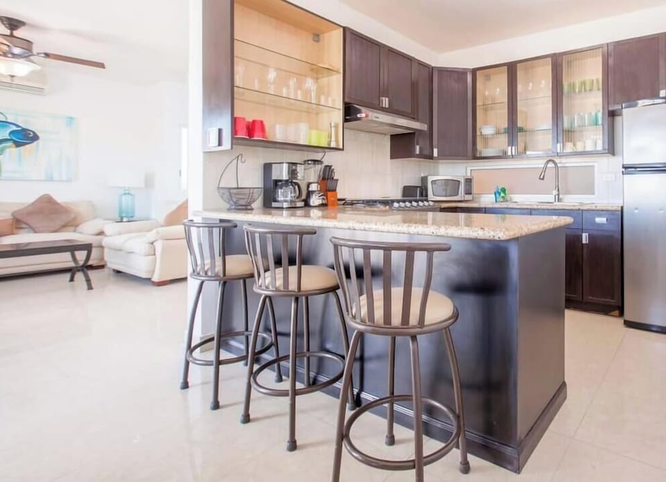 Breakfast bar and open plan kitchen