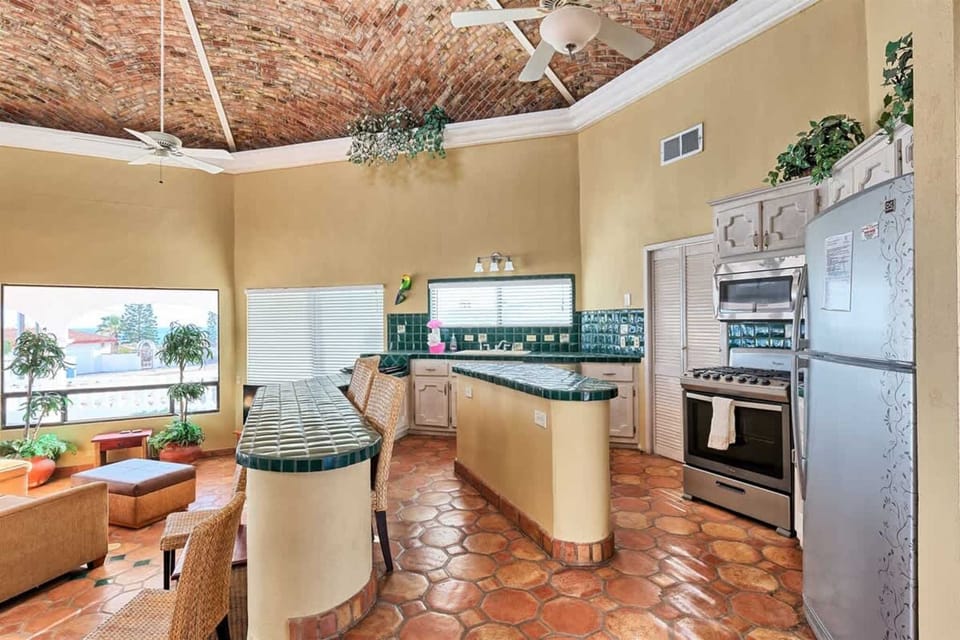 Kitchen/Bar