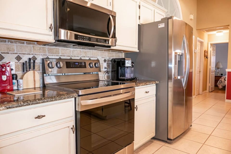 Kitchen w/ Stainless appliances