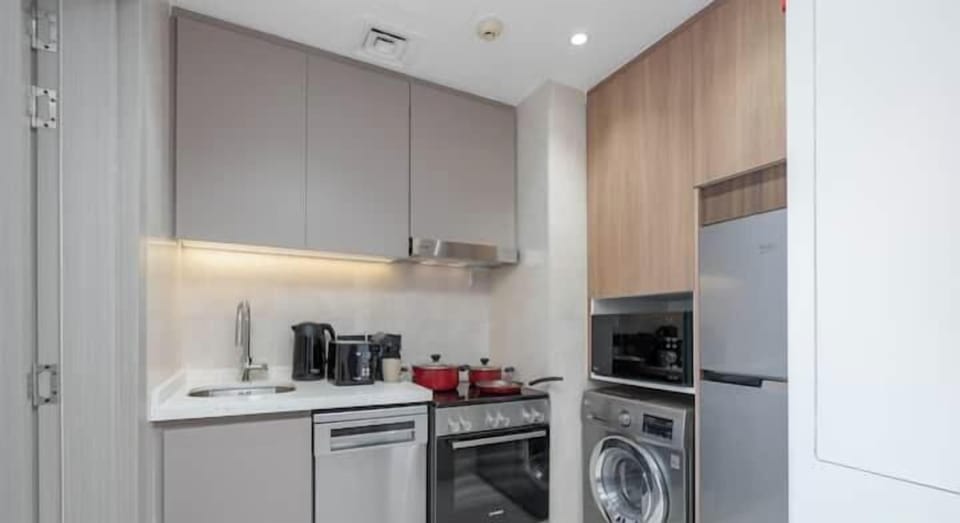 Luxury Studio, Balcony, Marina View | Private kitchen | Full-size fridge, microwave, oven, stovetop