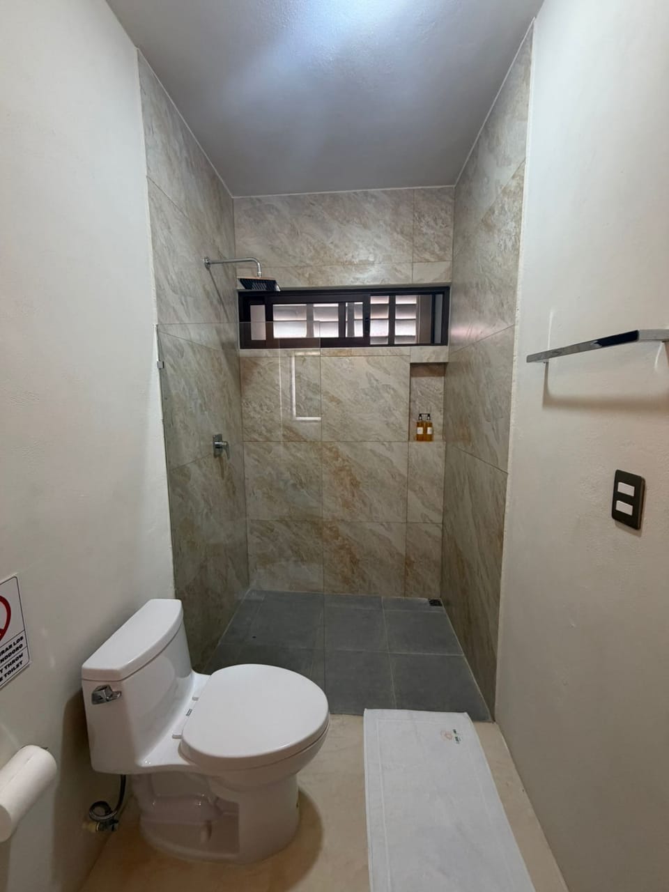 Standard Double Room, Non Smoking | Bathroom | Shower, towels, soap, shampoo