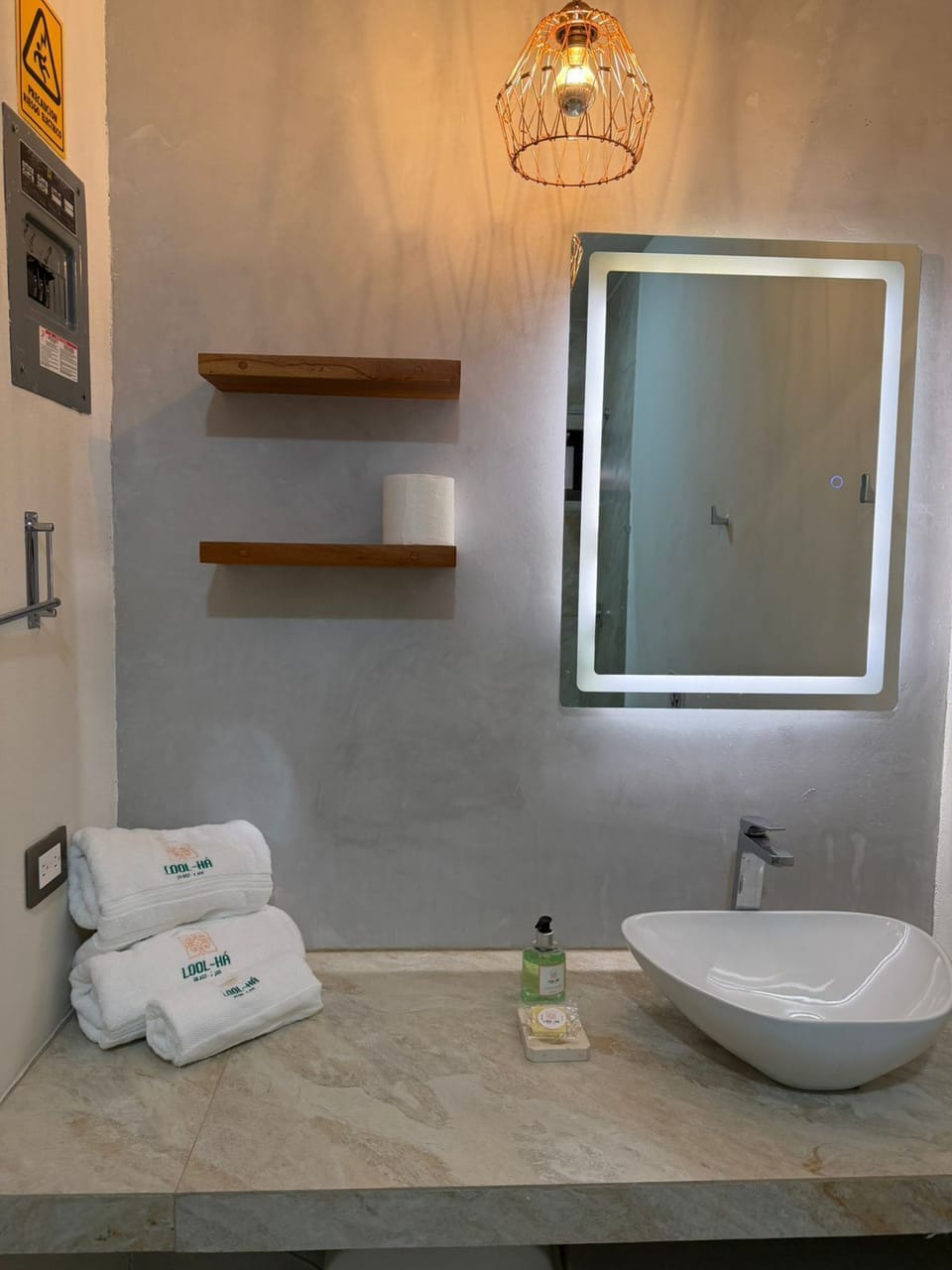 Standard Double Room, Non Smoking | Bathroom | Shower, towels, soap, shampoo