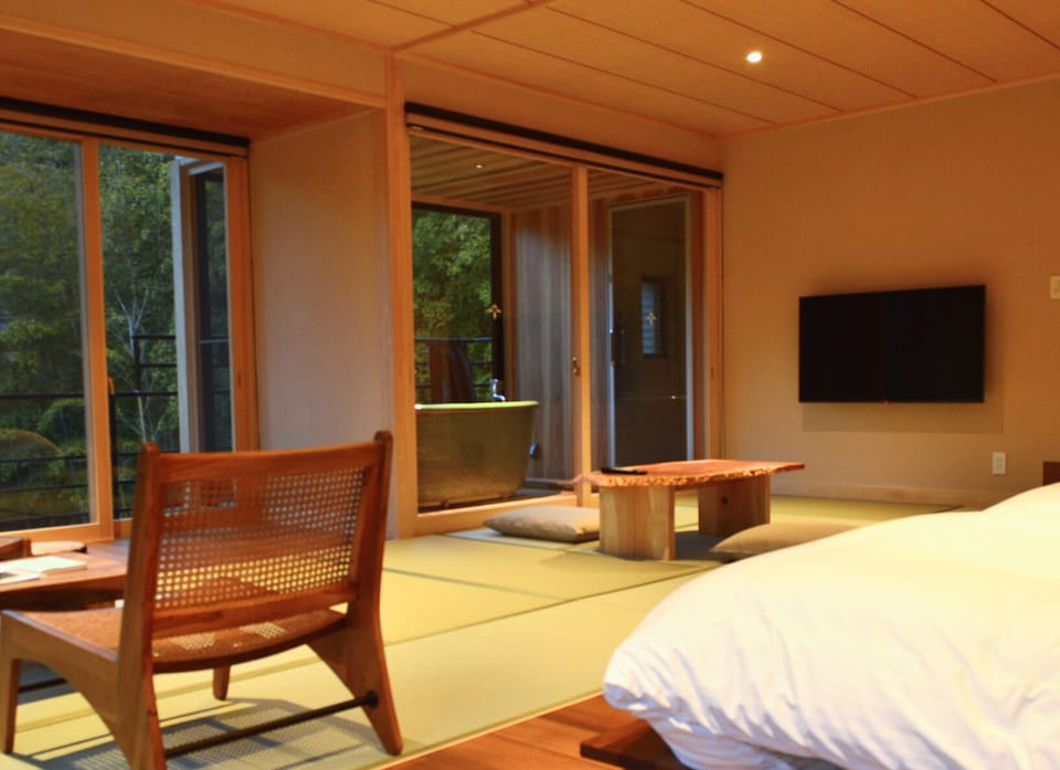 Premium bedding, in-room safe, blackout drapes, free WiFi