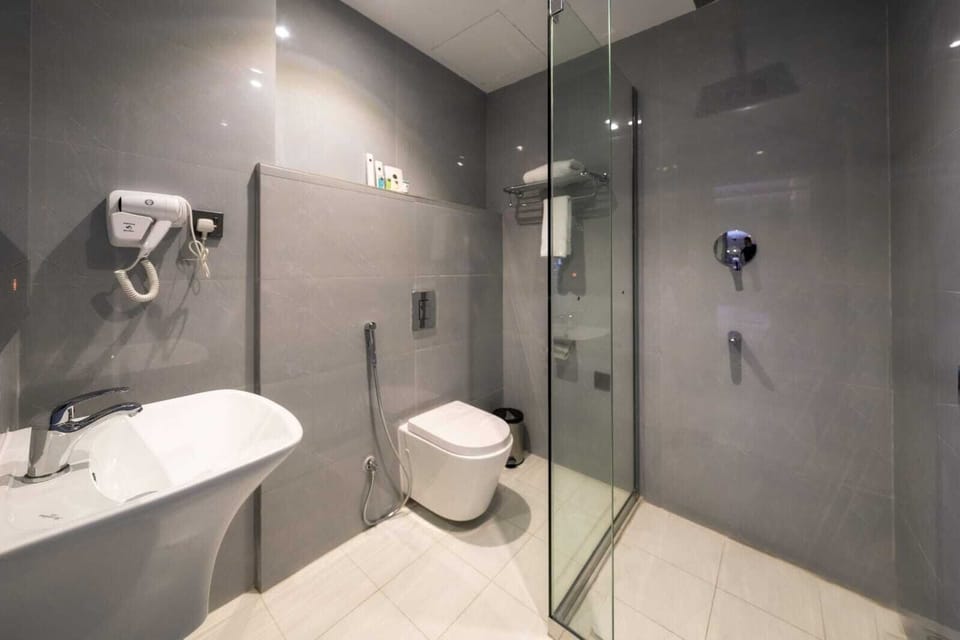 Comfort Apartment, City View | Bathroom | Free toiletries, slippers, bidet, soap