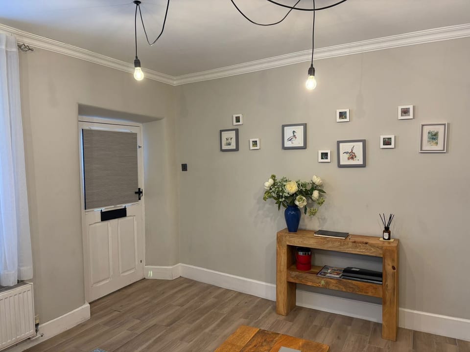 House, 1 Bedroom | Living room | Books