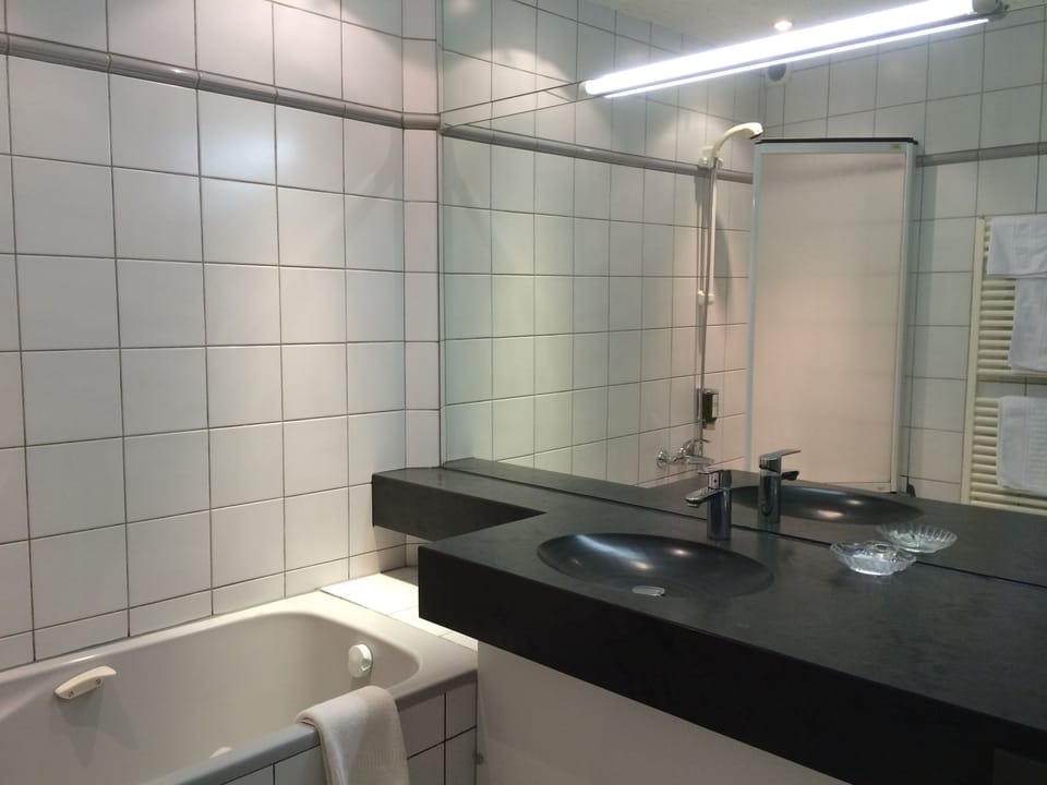 Double Room (Confort plus) | Bathroom | Bathtub, hair dryer