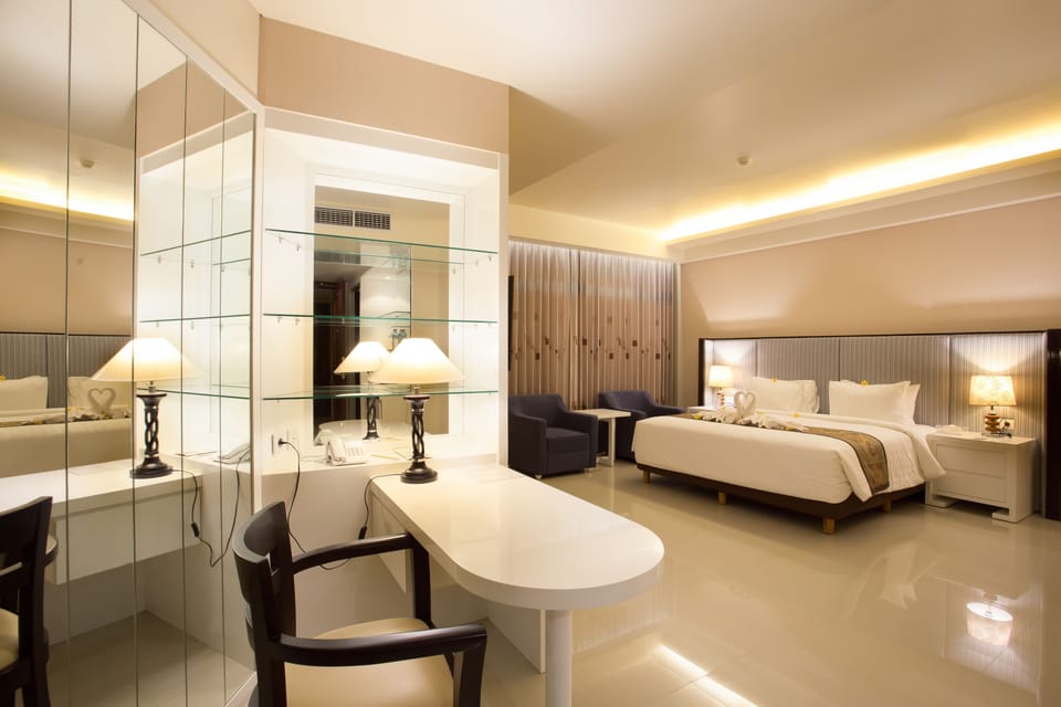 Junior Suite, Non Smoking | Premium bedding, in-room safe, desk, blackout drapes