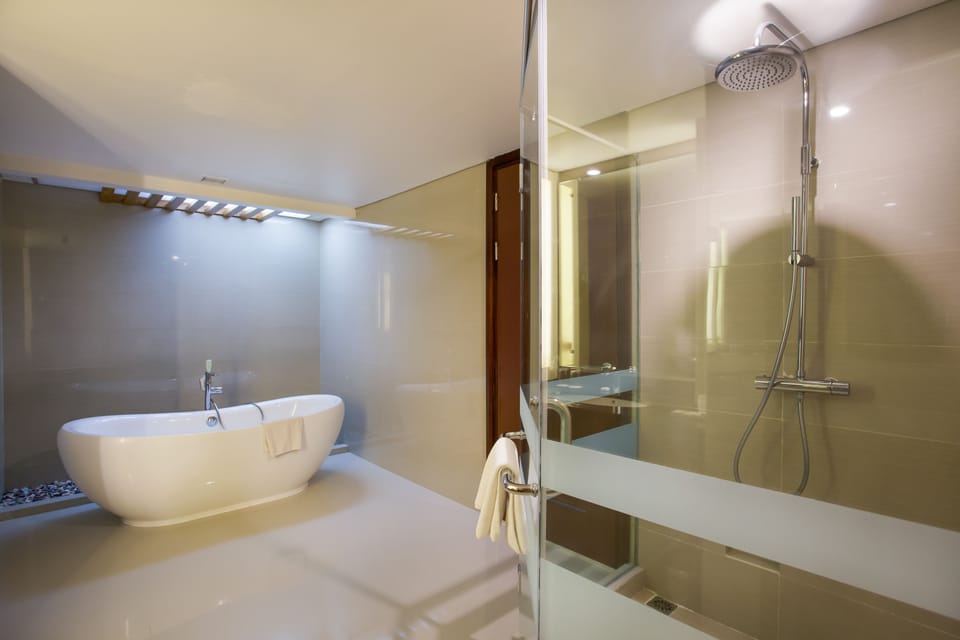 Executive Suite, 1 King Bed | Bathroom | Free toiletries, hair dryer, slippers, towels