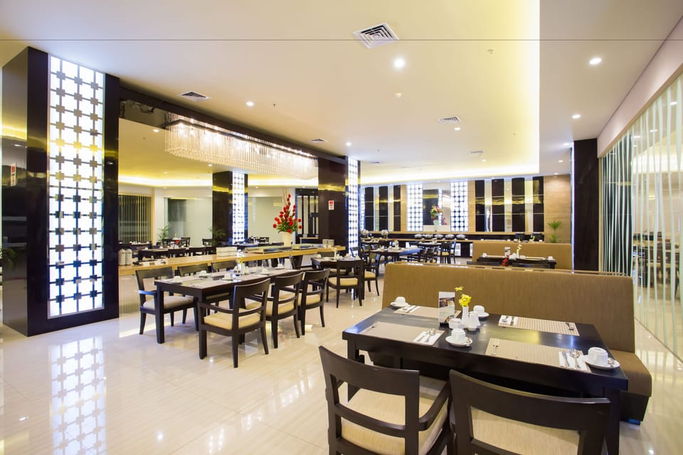 2 restaurants; breakfast, lunch, and dinner served