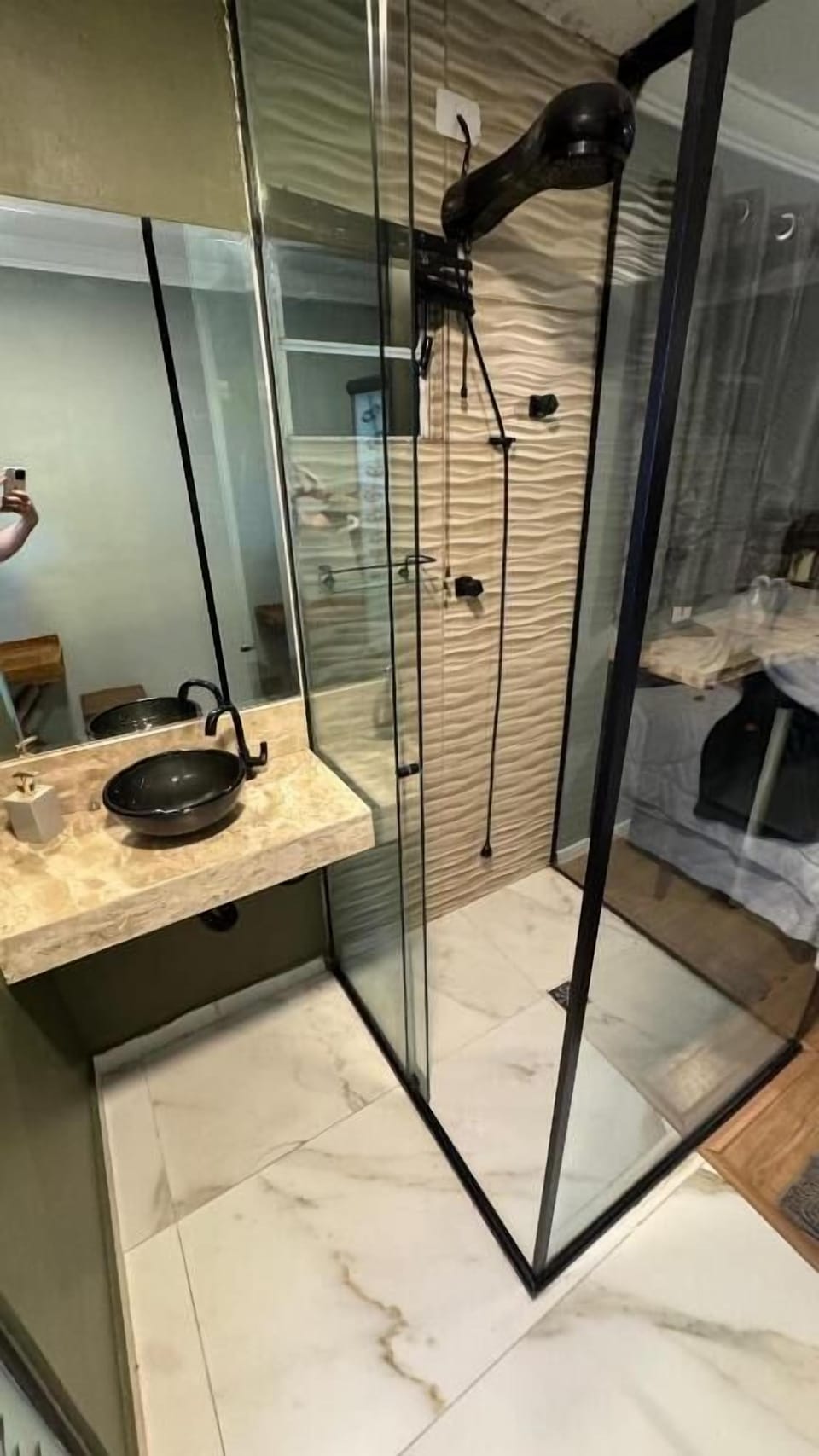 Deluxe Suite | Bathroom | Shower, free toiletries, hair dryer, towels