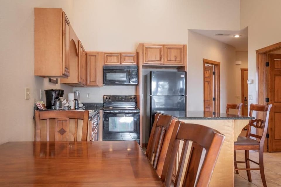 Condo, 2 Bedrooms, Balcony, Mountain View | Private kitchen