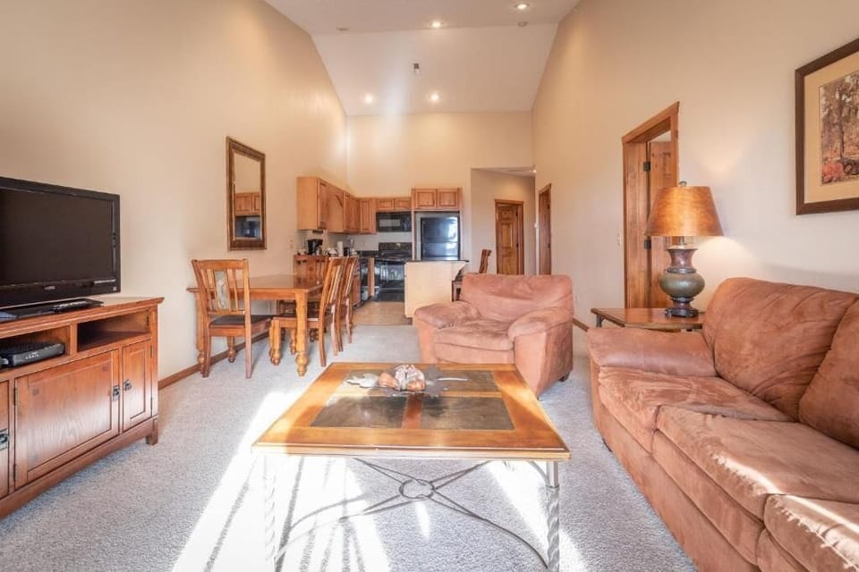 Condo, 2 Bedrooms, Balcony, Mountain View | Living area