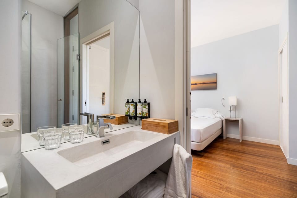 Premium Double Room | Bathroom | Free toiletries, hair dryer, towels