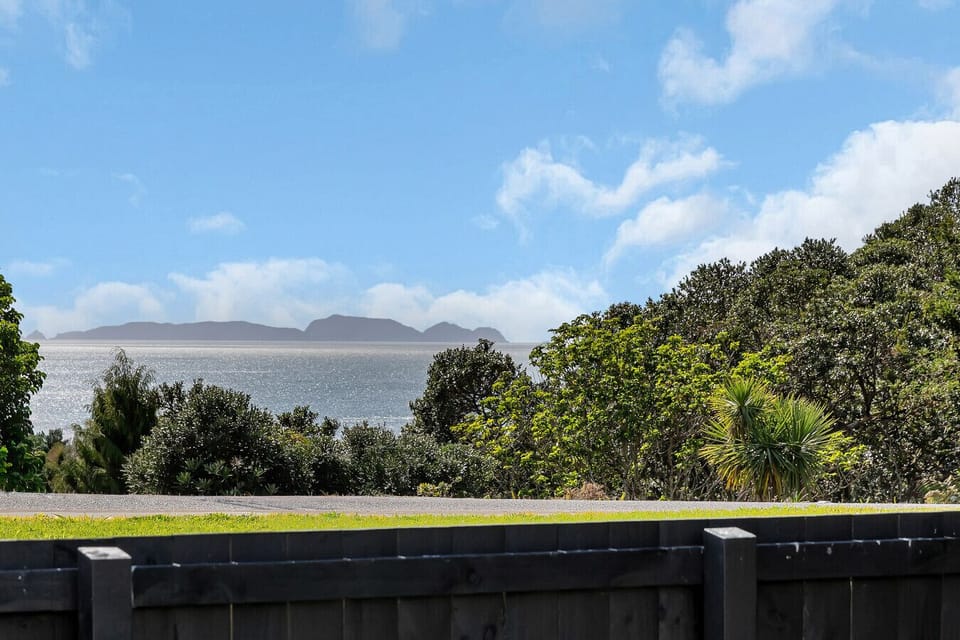 View out to Hen & Chicken Islands