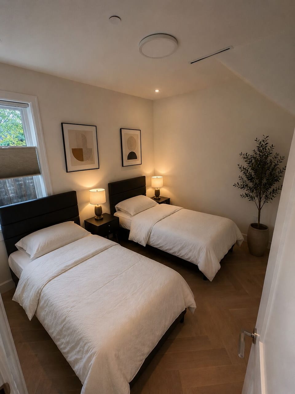 Ground floor room. Twin beds separated configuration.