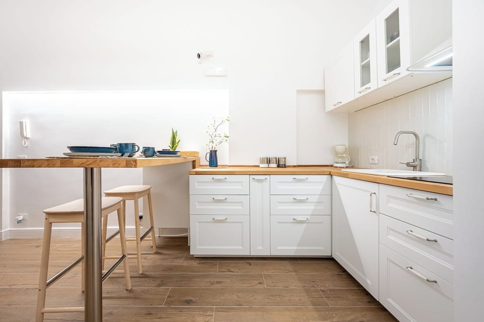 Comfort Double Room | Private kitchen | Fridge, microwave, cookware/dishes/utensils