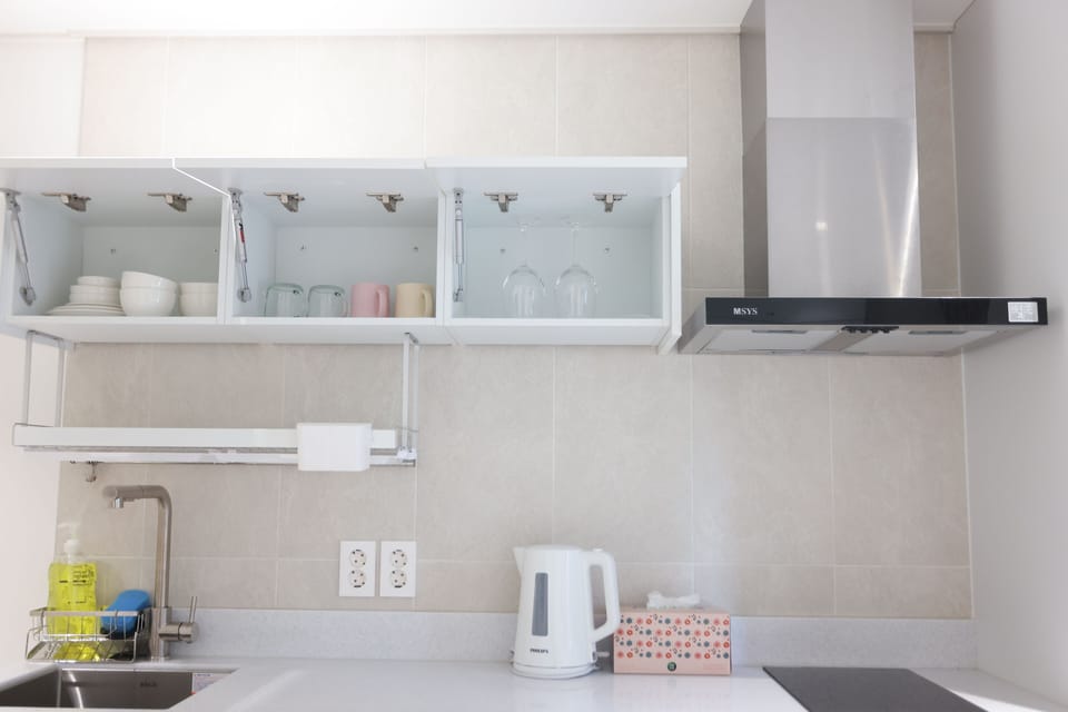 Standard Double Room, City View | Private kitchen | Full-size fridge, microwave, stovetop, cookware/dishes/utensils